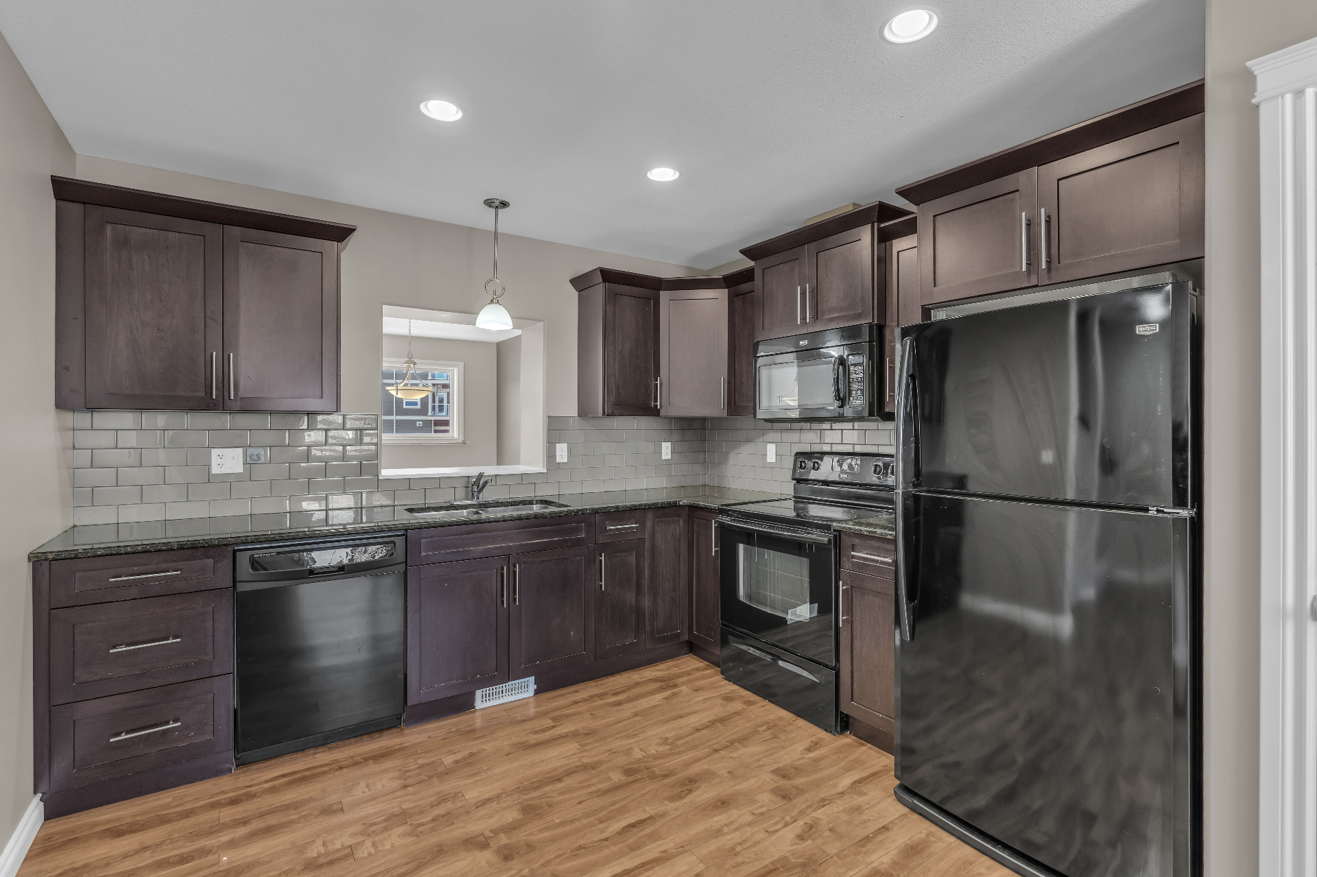 小区最低价！石桥社区联排· 212 Willis Cres #103—— 林与唐地产 - 3